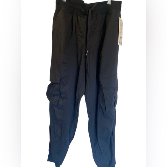 NWT Lululemon dance studio relaxed fit MR cargo jogger BLACK Size 10 - Picture 1 of 4